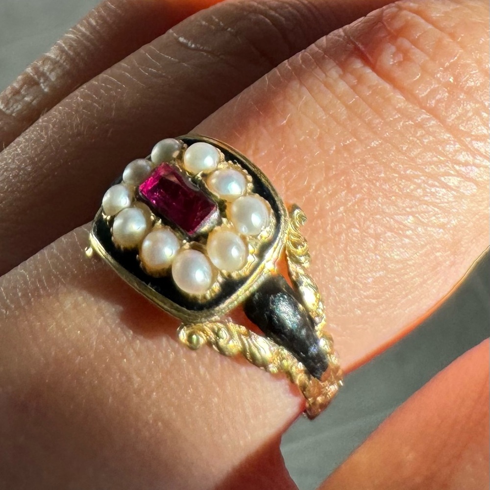 English Regency/Victorian Era 18k Ruby, Seed pearl, & Enamel Mourning Ring - Picture 2 of 8